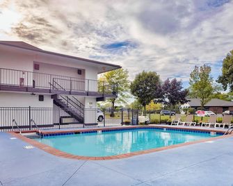 Motel 6 Oshkosh - Oshkosh - Басейн
