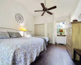 Cozy cottage inside the Premier Old Kinderhook Golf Resort - Camdenton - Bedroom