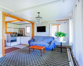 Country Hearth Inn & Suites By OYO Sturgis - Sturgis - Huiskamer