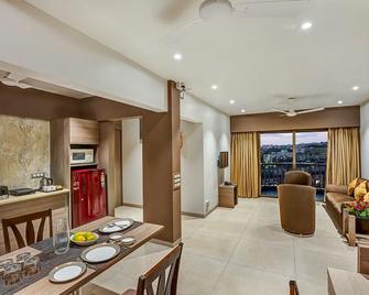 Ashok Deluxe Apartments - Mumbai - Dining room