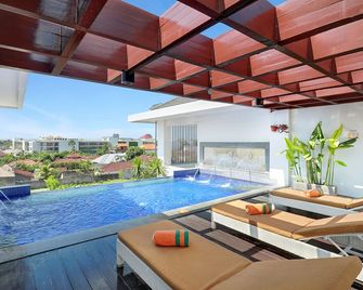 Harris Hotel Seminyak - North Kuta - בריכה