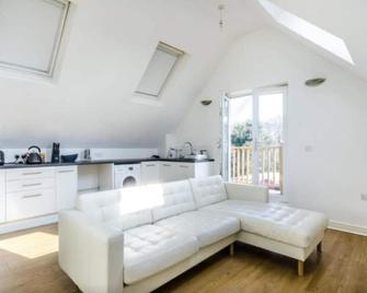2-Bed Loft Apartment For 5ppl With Priva - Beckenham - Living room
