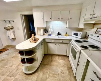 Renovated Adirondack Getaway Downtown Saranac Lake - Sleeps 7 - Saranac Lake - Kitchen