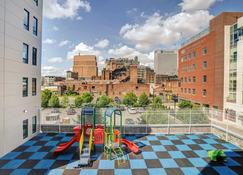 New! Vibrant Large Studio Dwntwn 18 Mins To Nyc - Newark - Balkon