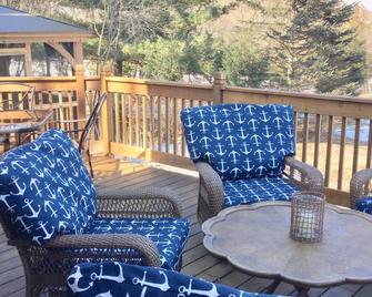 Waterfront Lake Ripley getaway. Kayak, paddleboard and fish from private pier! - Cambridge - Balcón