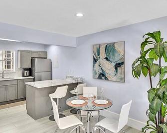 One Bedroom Steps Away From The Beach! - Sunny Isles Beach - Dining room
