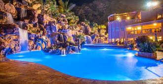 菠蘿別墅羅阿坦克拉麗奧套房 - 羅坦島 - 羅丹島 - 游泳池