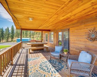 Mtn-view Getaway w/ Spacious Deck in Republic! - Republic - Balcón