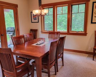 Triple J Cabin - Mazama - Dining room