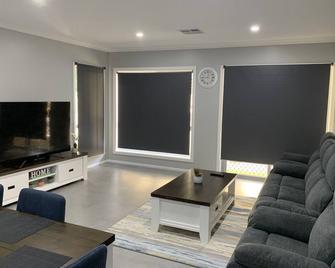 Downtown House in the heart of Shepparton - Shepparton - Living room