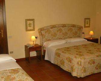 Hotel La Rocca - Gubbio - Schlafzimmer
