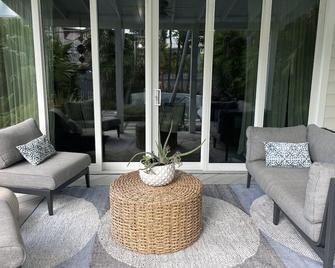 Island Oasis in Casa Marina area - Private pool, GEM electric car, walk to Duval & beach, w/parking - Key West