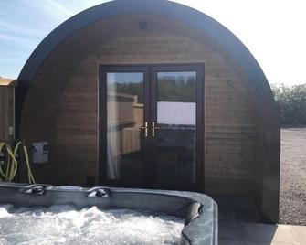 Superior glamping pod with hot tub - 프로드샴