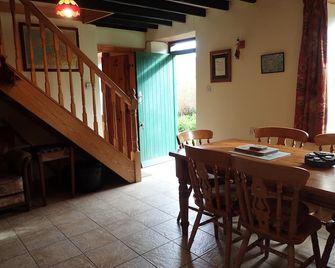 Special Weekly Discounts! Traditional Stone Cottage In Beautiful West Kerry - Cloghane - Sala de jantar