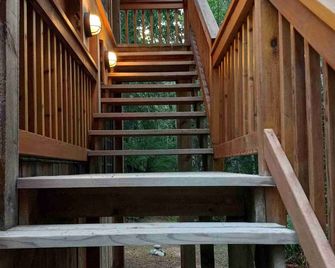 Chez Claire: Your Quadra Island Retreat - Quathiaski Cove - Stairs