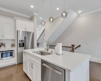 Riverside Getaway In Unbeatable Location W/ Parking by Lucky Savannah - Savannah - Keuken