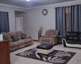 3-Bed House Sleeps 6 with Mountain Views - Ocho Rios - Living room