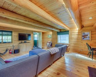Historic Century-Old Cabin in Downtown Hope - Hope - Living room
