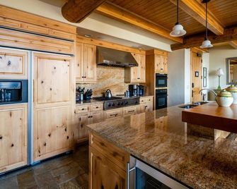 Penthouse 4 by Moonlight Basin Lodging - Big Sky - Kuchyň