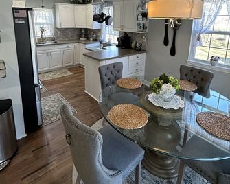 Spacious Remodeled Farmhouse With Breakfast - Auburn Hills - Dining room