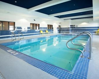 Wingate by Wyndham Calgary Airport - Calgary - Pool