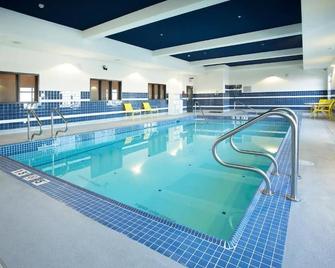 Wingate by Wyndham Calgary Airport - קלגרי - בריכה