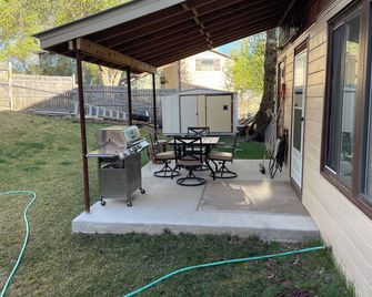 Delightful 3-bedroom condo in charming Los Alamos with beautiful views. - Los Álamos - Patio