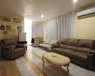 Resort's Side Hostel Near Shangrila - Lapu-Lapu City - Salon