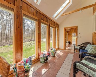 Modern Farmhouse w/ heated pool, hot tub, fishing pond, movie theater, game room - Canadensis - Living room