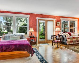 The American Dream - Lakewood - Bedroom