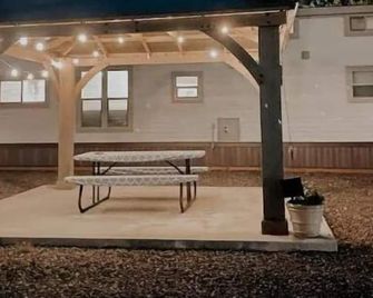 Rhody House- A Tiny Home Experience in Downtown Forks! - Forks - Innenhof