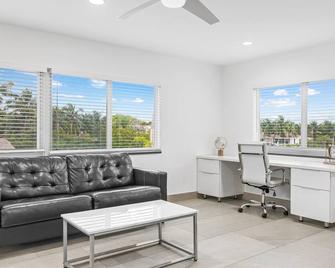Unique Retreat - Unit D: Cool 2nd-Floor Retreat - Deerfield Beach - Living room