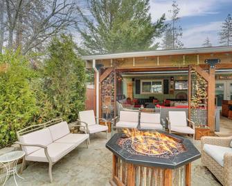 10 Mi to Trinity River: Family Home w/ Hot Tub! - Weaverville - Patio