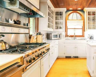 Farmhouse with Heated Pool on almost 160 Acres - Elkhorn - Кухня