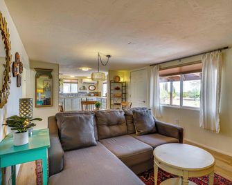 1 Acre, Home Office: Sierra Vista Gem 4 Mi to Dtwn - Sierra Vista - Living room