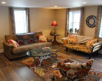 Daley's Doll House At Antietam - Sharpsburg - Living room