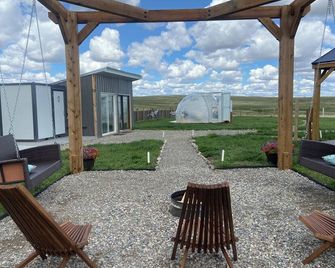 Meadowlark Sky Domes - Sleeps 6 + Private Hot Tub! - Cardston - Patio