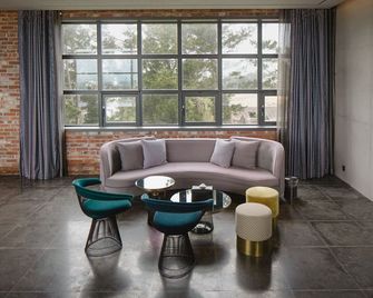 Playce Camp Jeju - Seogwipo - Living room