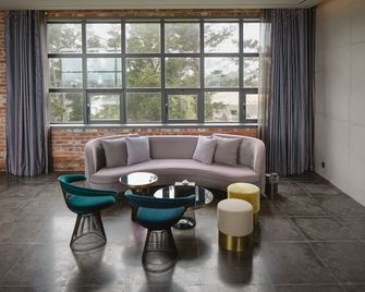Playce Camp Jeju - Seogwipo - Wohnzimmer