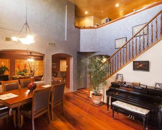 Relax in comfortable energy of 3Bd 3Ba Golf Course View, doggy door, pool table - קייב קריק - חדר אוכל