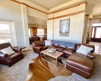 Luxury home w a View- biking and hiking near - Pocatello - Living room