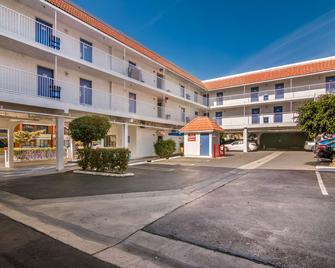 Motel 6 Monterey Park, CA - Monterey Park - Gebouw