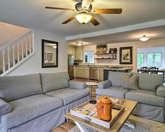 Highlands Cottage with Sunroom about 1 Mile to Downtown! - Highlands - Wohnzimmer