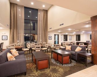 Free Breakfast, Pool, Close to Red Rocks Amphitheatre | Staybridge Suites - Littleton - Lounge