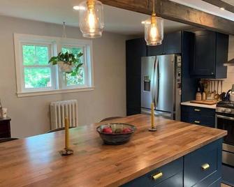 In the heart of town, a modern farmhouse - Middlebury - Kuchyň