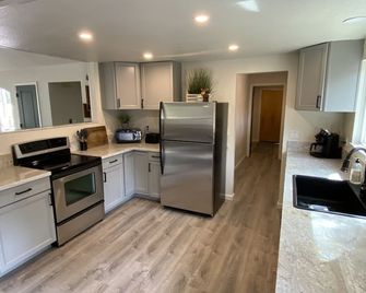 New AC Installed: 3 bedroom home with golf course view , Dogs OK - Blairsden - Kitchen