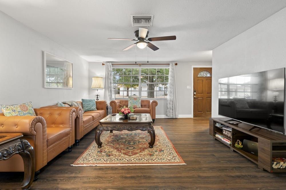 River House with heated Pool, Sunsets, Fishing, Dolphin & Manatee Watching - Holiday - Living room