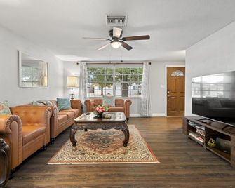 River House with heated Pool, Sunsets, Fishing, Dolphin & Manatee Watching - Holiday - Living room