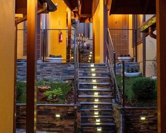 Hilltop Chalés Gramado - Gramado - Escaleras
