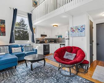Opera House Loft 25 | 1 Bed, 1 Bath - Bethel - Living room